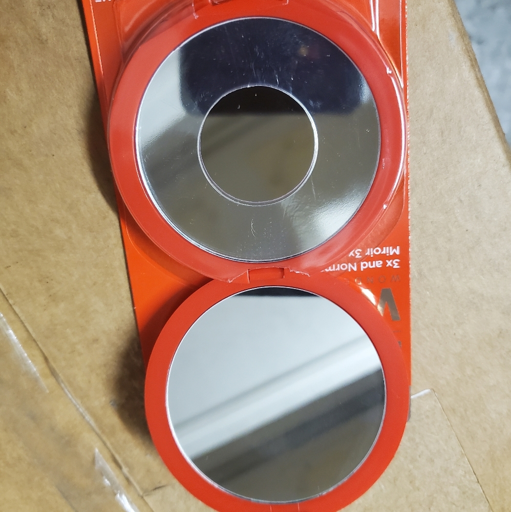 Revlon Compact NWT - Picture 3 of 3